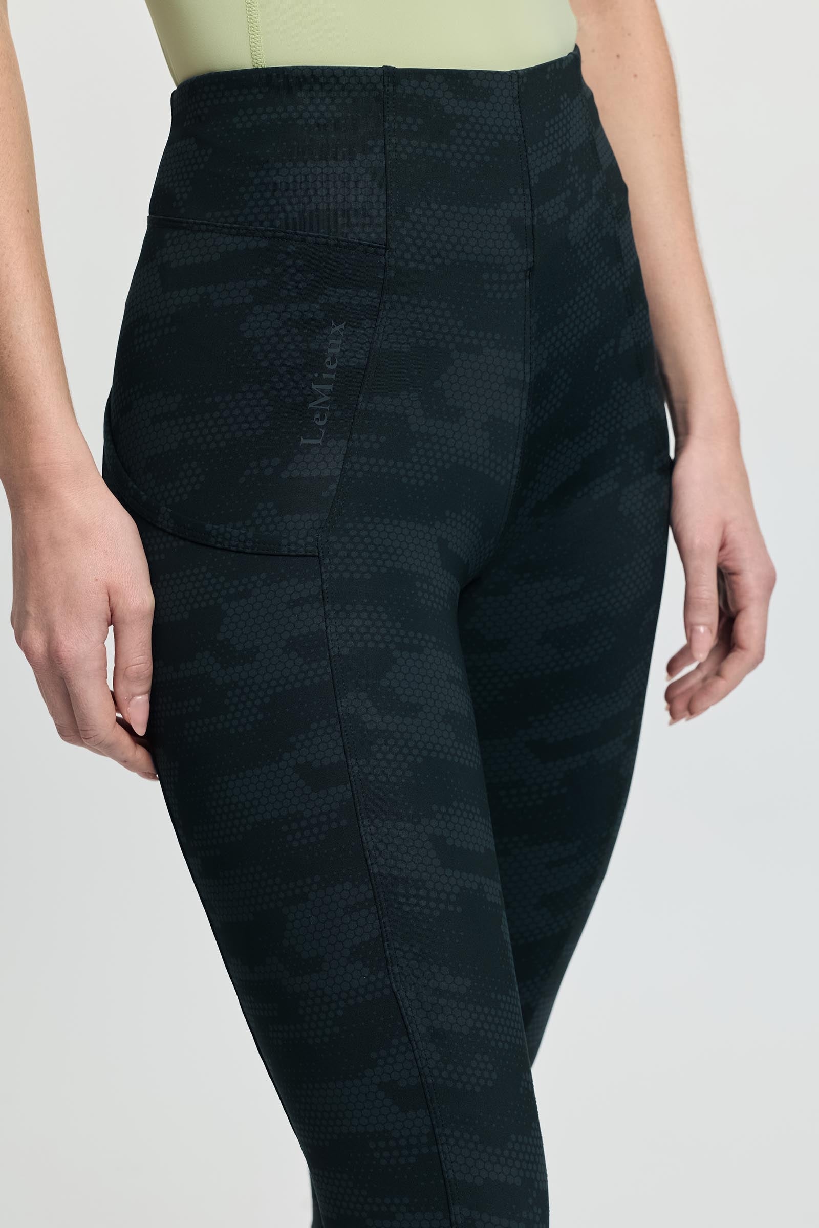 Model shot 4